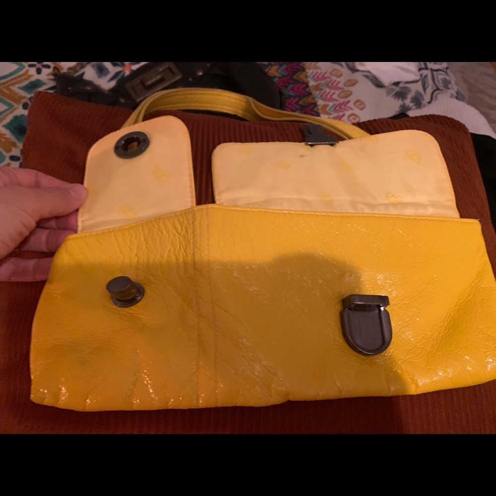 Handbags - Picture 3 of 6